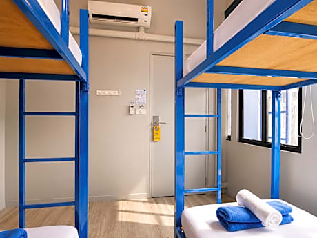 Family 4 Beds Shared Bathroom