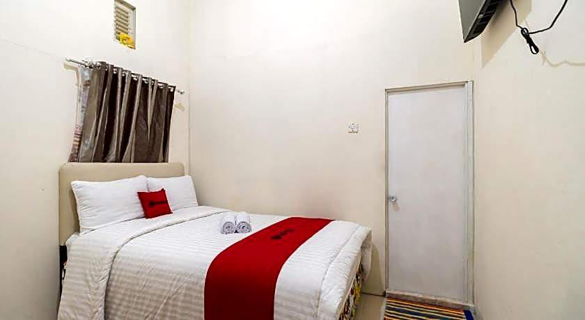 RedDoorz Syariah near Pasar Aur Kuning