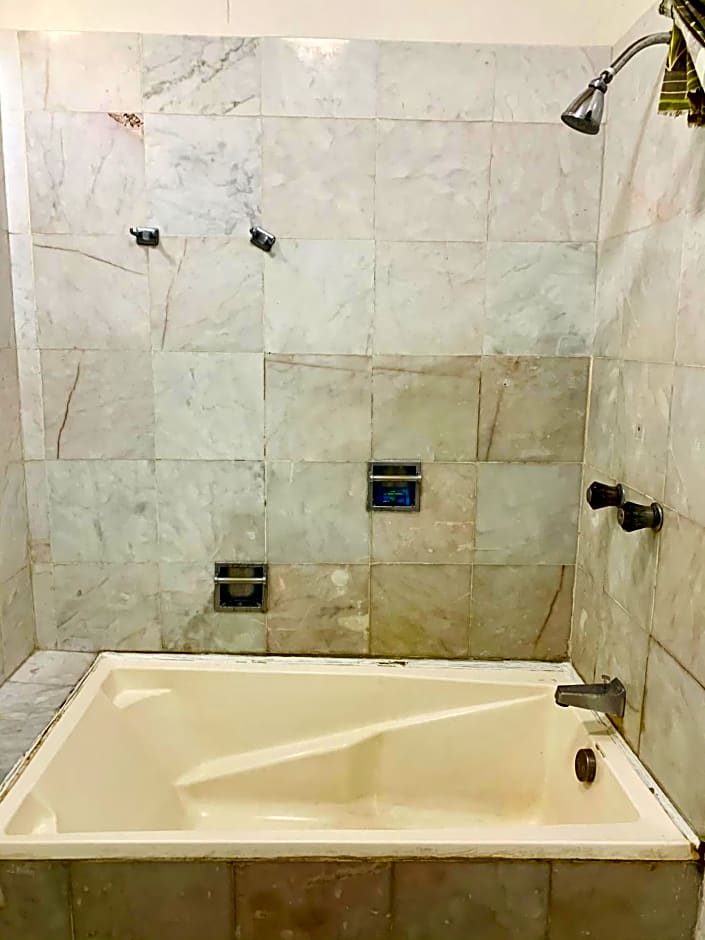 HAB PTa B ÁREA DE VILLAS DENTRO DEL HOTEL Junto al Krystal EN IXTAPA WIFI 2A 1M Con playa