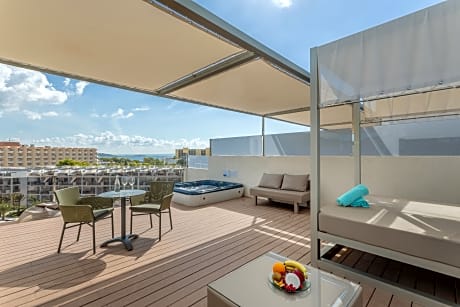 ONE BEDROOM PENNTHOUSE SUITES 2 ADULTS + 2 CHILDREN