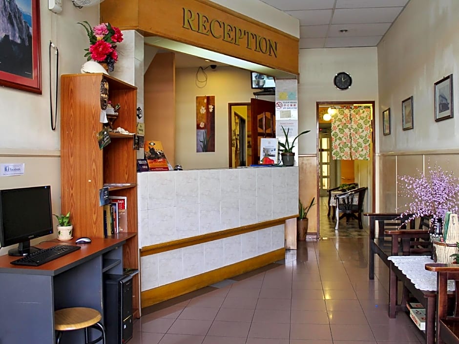 Victoria Hotel And Hostel