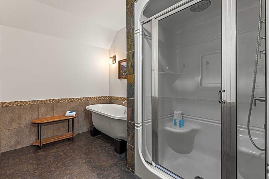 Elevated Penthouse Condo managed by Little Sister Getaways