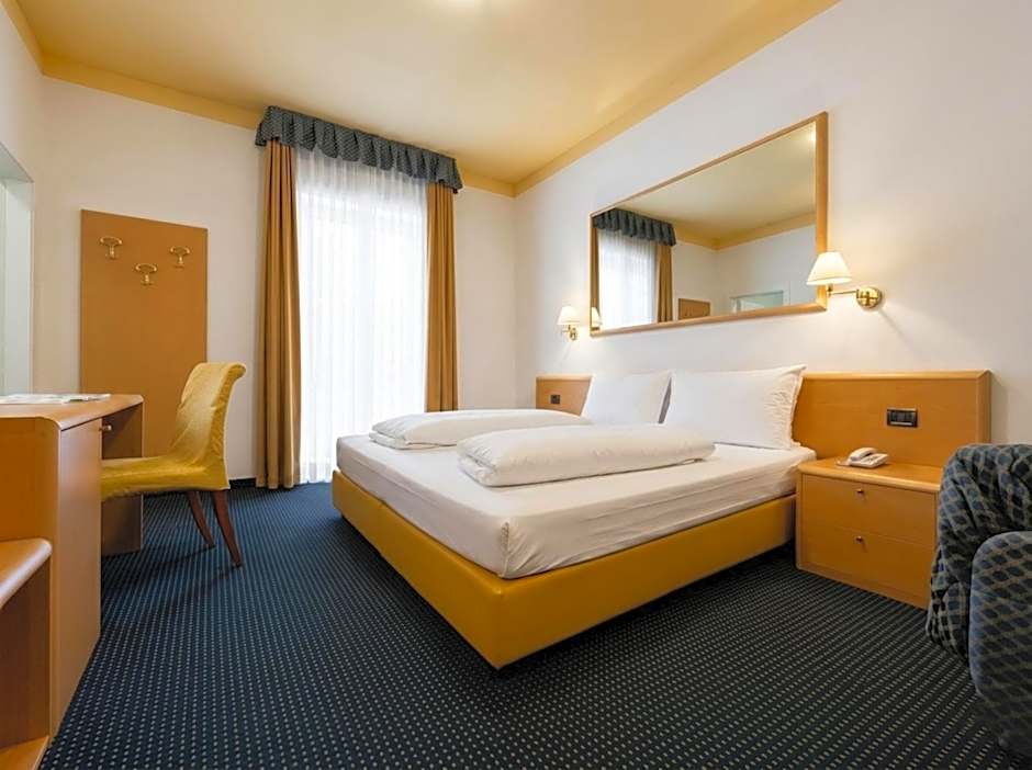 Economy 1 Double Bed or 2 Beds — 4 fotoğraftan 1. fotoğraf