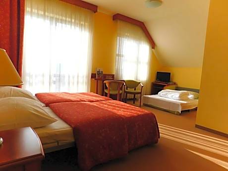 Deluxe Double Room (2 Adults + 1 Child)