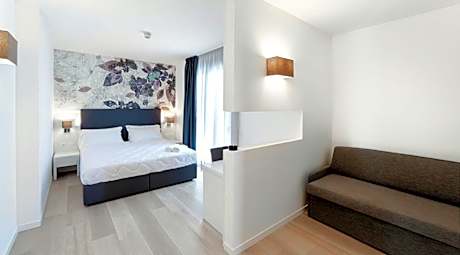 Deluxe Suite with Lateral Sea View