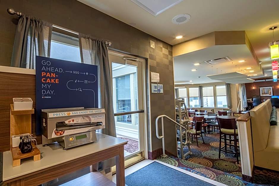 Holiday Inn Express Hotel & Suites Pittsburgh Airport By IHG