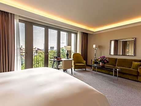 Junior King Suite - Non-Smoking
