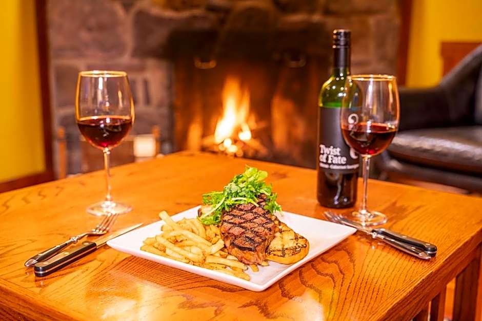 Johnston Canyon Lodge & Bungalows