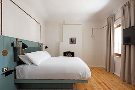 Warders Terrace Room