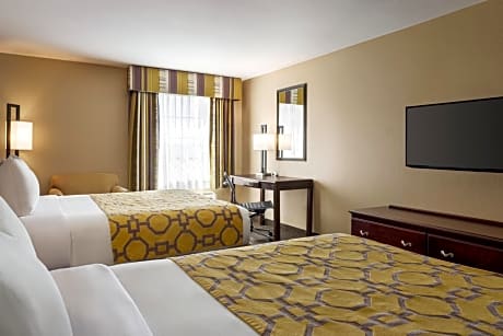 2 Queen Beds and 1 King Bed One-Bedroom Suite Non-Smoking