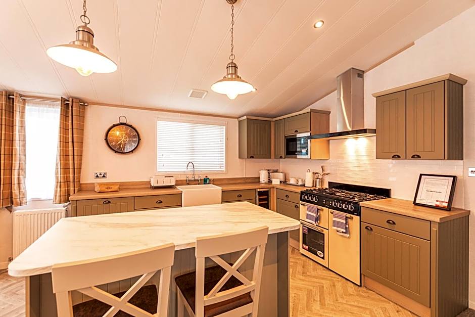 Hemingway Lodge with Hot Tub