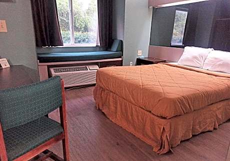 Queen Room - Non-Smoking
