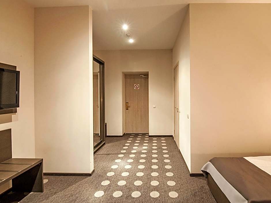 Ambassador Plaza Hotel