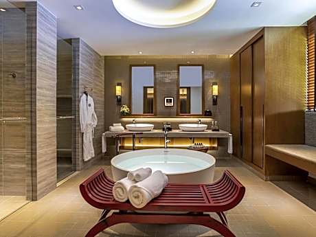 Deluxe King Suite with Garden or Mountain View