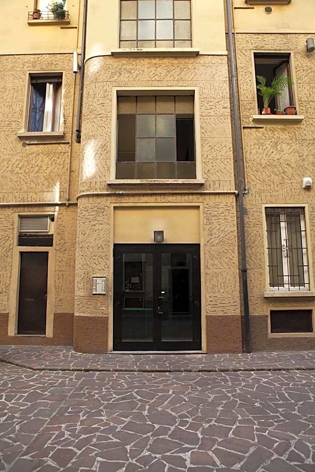 Alessia's Flat - Mac Mahon