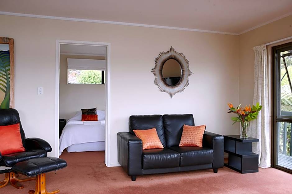 Tipi and Bobs Waterfront Lodge