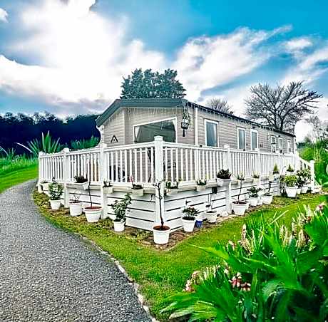 Cozy Newquay Lodge with Private Hot Tub, Fir Pit Table and 3 bedrooms, Sleeps 9