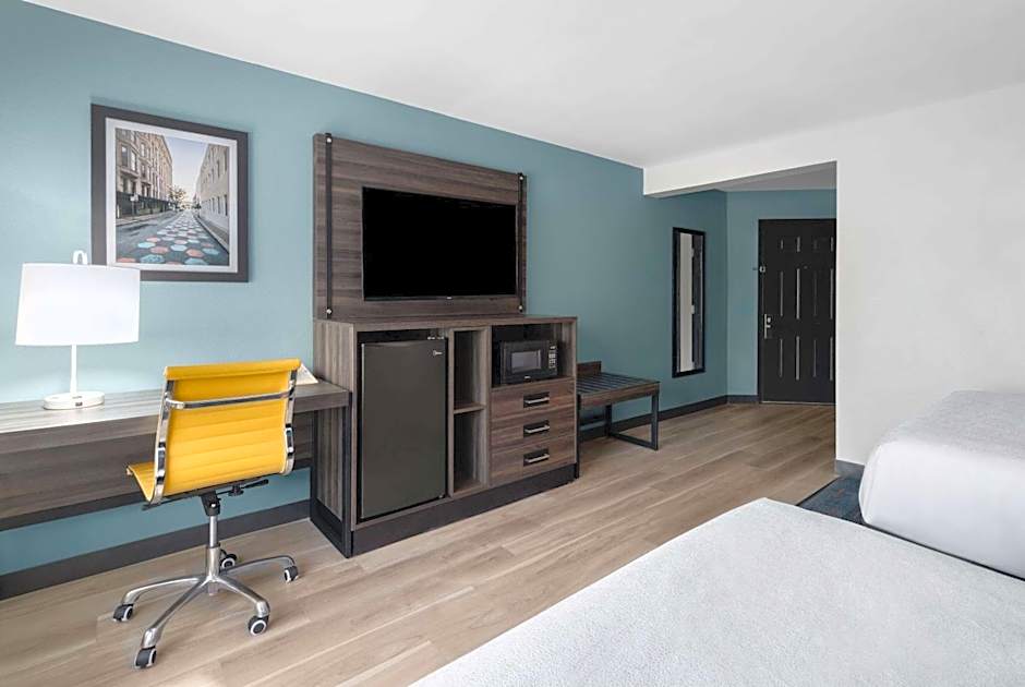 La Quinta Inn & Suites by Wyndham Greensboro