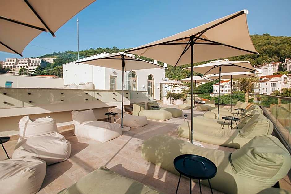 Infinity Hotel & More