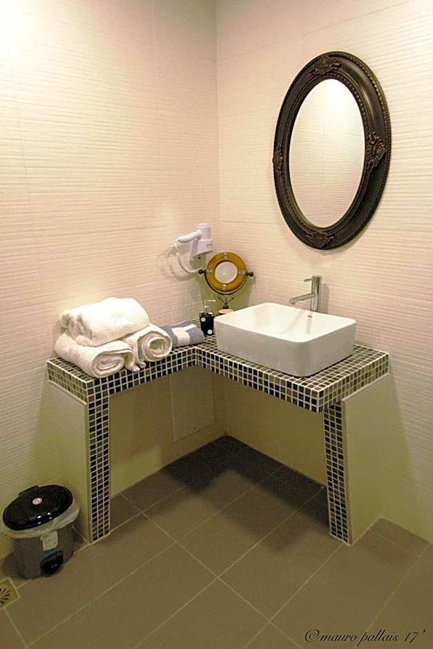 Azalea Studios & Apartments – Kamari, UT