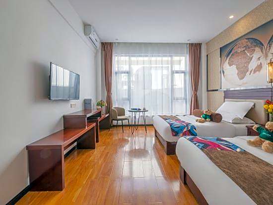 James Joyce Coffetel Dali Erhai Wetland Park