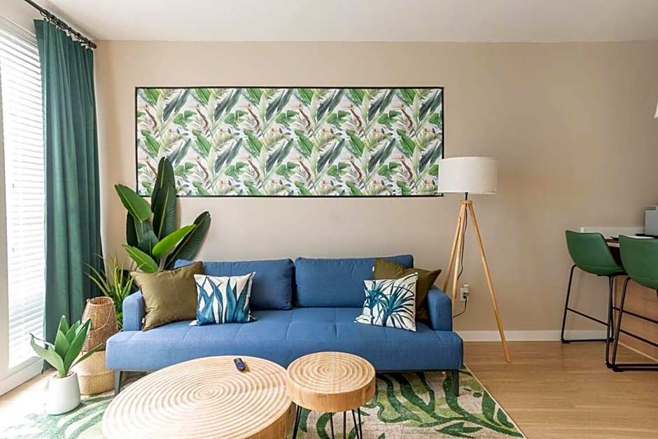 Palm Theme King Bed Paid Garage 55" 4k Smart T