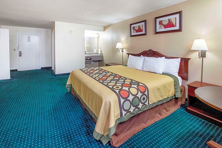 Super 8 by Wyndham Clinton