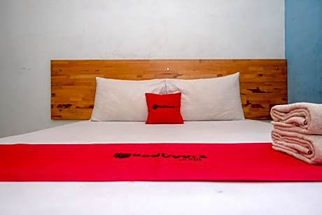 RedDoorz @ Jalan Brigjend Katamso Medan 2