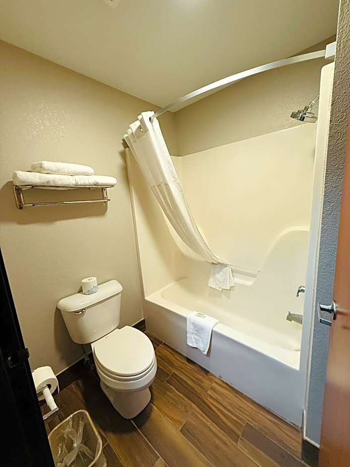 Days Inn & Suites by Wyndham Brinkley