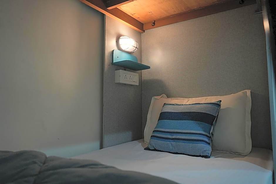 Bed in 6-Bed Female Dormitory Room — 6 fotoğraftan 1. fotoğraf