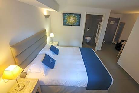 Queen Room with Mobility Accessible Walk-In Shower