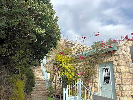 תכלת בית של חופש Light blue house of freedom