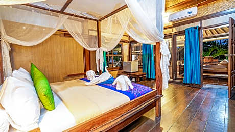 Deluxe Double Room with Balcony and Sea View