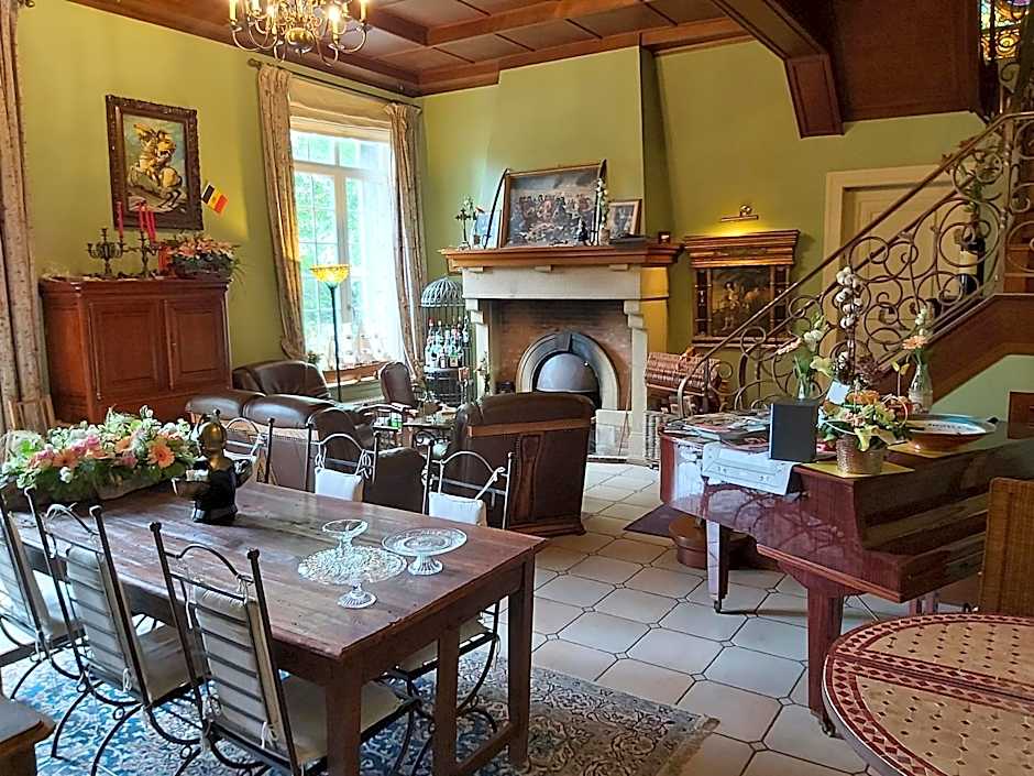 Château Lambert Moulinsart Hotel, shuttle airport, long term parking, snooker, large terrasse, dinner, breakfast