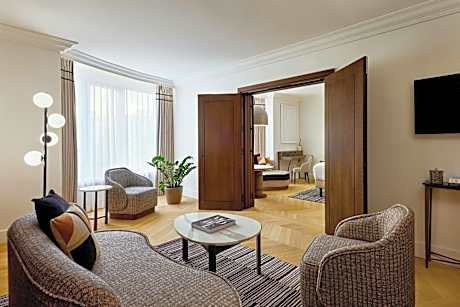 Ambassador King Suite