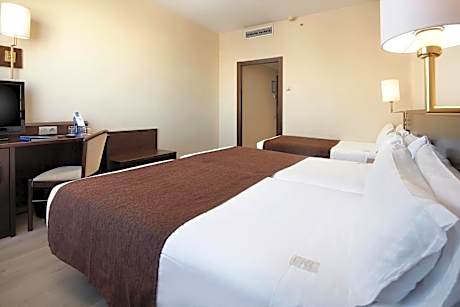 Twin Room with Extra Bed (3 Adults)