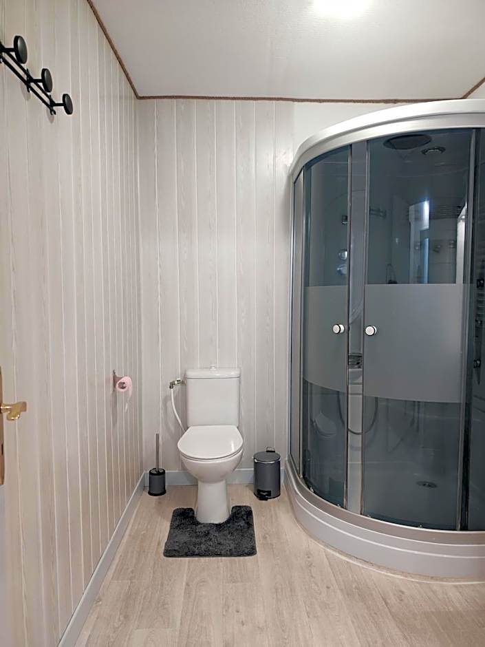 chez Émile côté face maison entière, 3 chambres, 2 salles de bains,jardin et terrasse