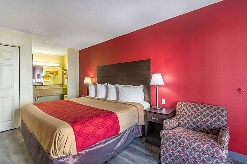 Econo Lodge & Suites Clarksville near Governors Square Mall