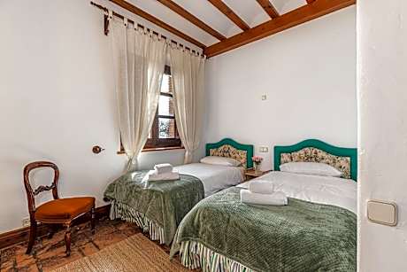 Quadruple Room with Private Bathroom