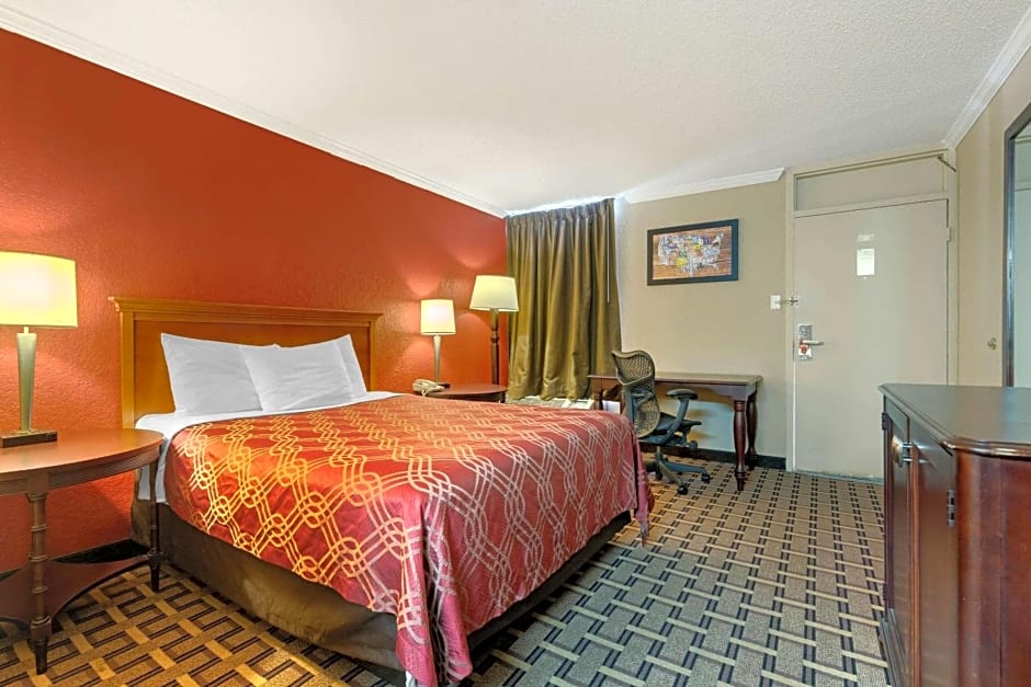 Econo Lodge Near Fort Stewart, Bar, Restaurant, Laundry Facility