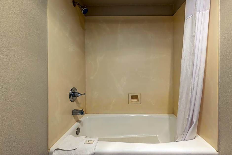 Days Inn by Wyndham Lathrop