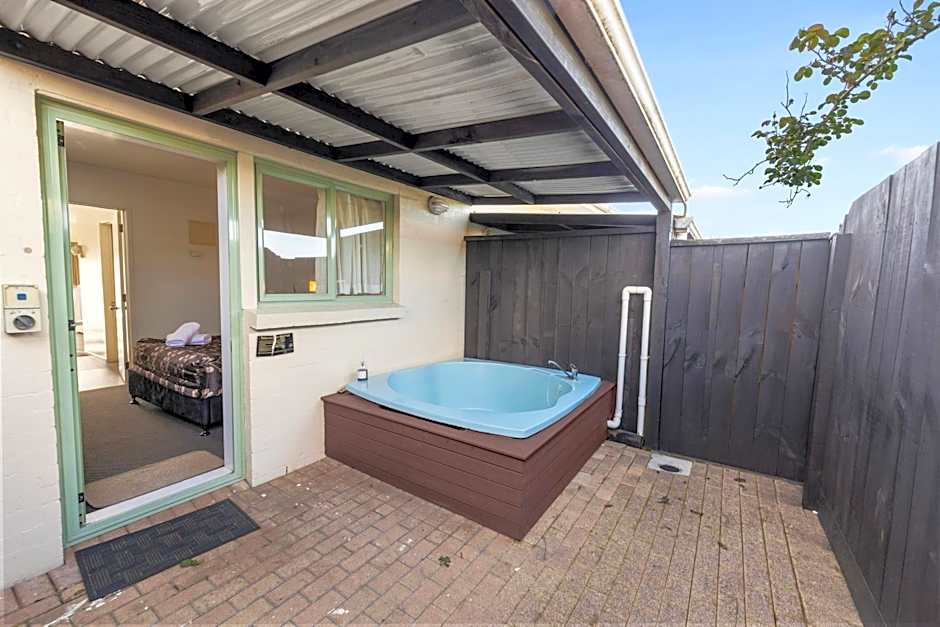 Birchwood Spa Motel