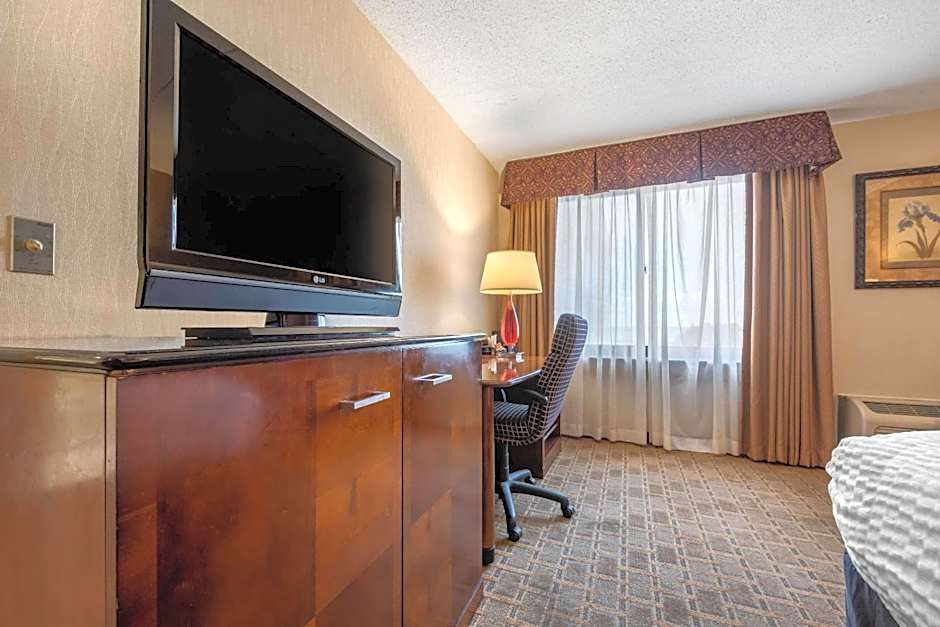 Clarion Hotel Conference Center on Lake Erie