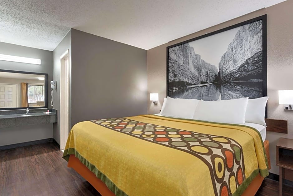 Super 8 by Wyndham Universal City