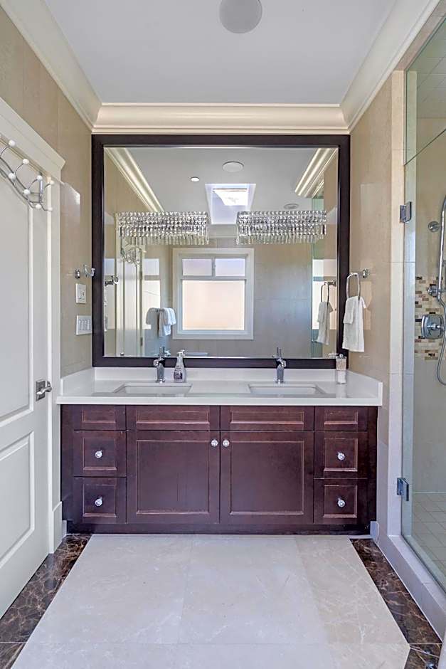 Luxurious Multi-Family Home in Vancouver West, 10 Mins Downtown