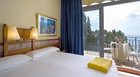 SIDE SEA VIEW 2 ADULTS 1 CHILD