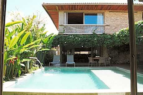 Casa com piscina aquecida, cozinheira, 30m do mar