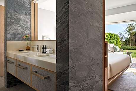 Premier 2 Bedrooms, 2 Bedroom Apartment, Bedroom 1: 1 King, Bedroom 2: 1 Queen, Garden view