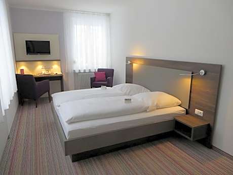 Twin Room with private bathroom opposite the room