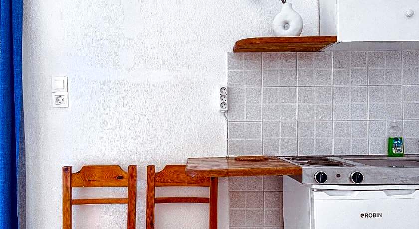 Blue Dolphin Studios and Apartment